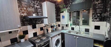 冷蔵庫、電子レンジ、オーブン、コンロ