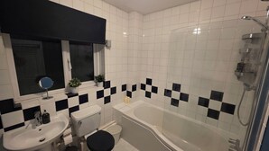 Dusche, Haartrockner, Handtücher