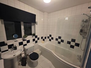 Dusche, Haartrockner, Handtücher