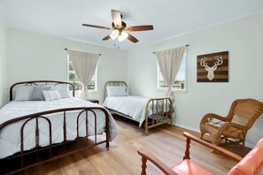 2 bedrooms, individually decorated, individually furnished, bed sheets - Guadalupe Bend Hideaway For 5 (New Braunfels)