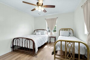 Talo, useita sänkyjä, patio (Guadalupe Bend Hideaway) | 2 makuuhuonetta, yksilöllisesti sisustettu, yksilöllisesti kalustettu