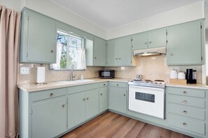 Private kitchen - Guadalupe Bend Hideaway For 5 (New Braunfels)