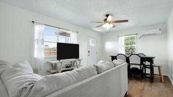 Rumah, Beberapa Tempat Tidur, patio (Guadalupe Bend Hideaway) | Area keluarga