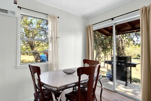 Talo, useita sänkyjä, patio (Guadalupe Bend Hideaway) | Ruokailu