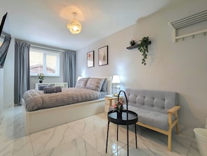 5 Schlafzimmer, Schreibtisch, Bügeleisen/Bügelbrett, kostenloses WLAN