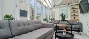 Spacious 5BR home on Marmaduke Street with 2 bathrooms, full kitchen, bright dining area, and private garden. Free on-site parking. Close to city centre, Anfield Stadium, and major attractions—ideal for families, groups, or business stays.