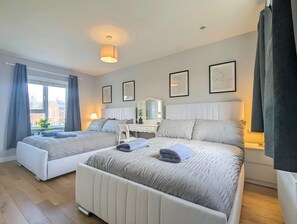 5 bedrooms, desk, iron/ironing board, free WiFi