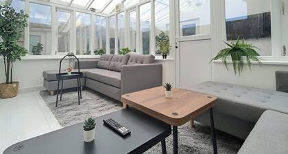 Welcome to your perfect Liverpool getaway! Located on Marmaduke Street, this spacious 5-bedroom home offers comfort, style, and convenience. Enjoy two full bathrooms, a modern fully equipped kitchen, a bright and airy living/dining area, and a peacef