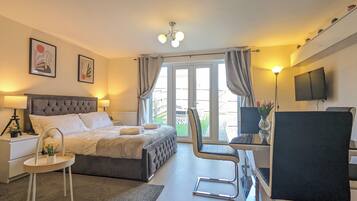 4 bedrooms, desk, iron/ironing board, free WiFi