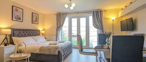 4 bedrooms, desk, iron/ironing board, free WiFi