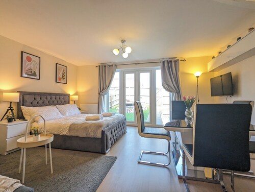 This is a large three-story house, located near the city centre. A short 4-minute drive (1 mile) will take you to the city centre, Albert Dock, ACC. Convenient public transportation is available with a 10-minute bus ride from the city. centre.