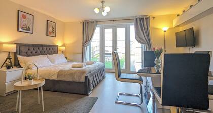 This is a large three-story house, located near the city centre. A short 4-minute drive (1 mile) will take you to the city centre, Albert Dock, ACC. Convenient public transportation is available with a 10-minute bus ride from the city. centre.