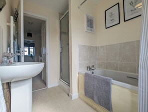 Hair dryer, towels - This is a large three-story house, located near the city centre. A short 4-minute drive (1 mile) will take you to the city centre, Albert Dock, ACC. Convenient public transportation is available with a 10-minute bus ride from the city. centre. (Merseyside)