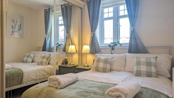 4 bedrooms, desk, iron/ironing board, free WiFi