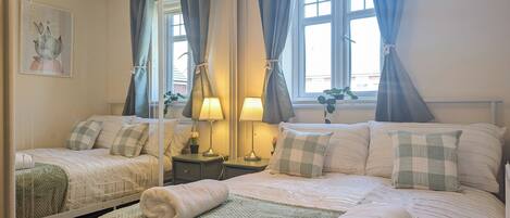 4 bedrooms, desk, iron/ironing board, free WiFi