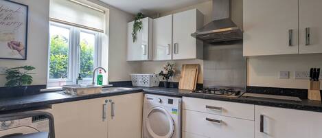 ثلاجة، ميكروويف، فرن، موقد طهي مسطح