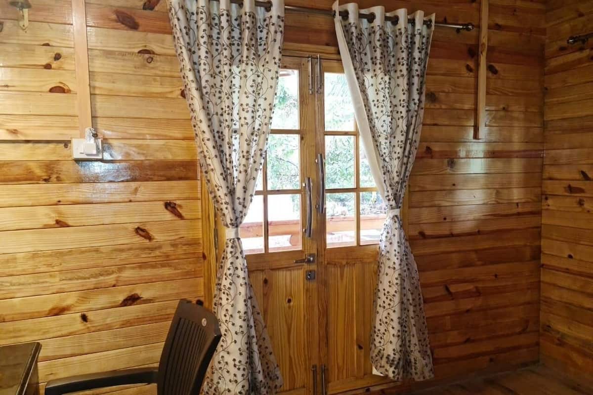 Classic Double Room | Desk