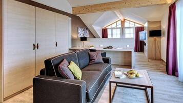 Superior-Doppelzimmer, Gartenblick | Wohnbereich | Fernseher