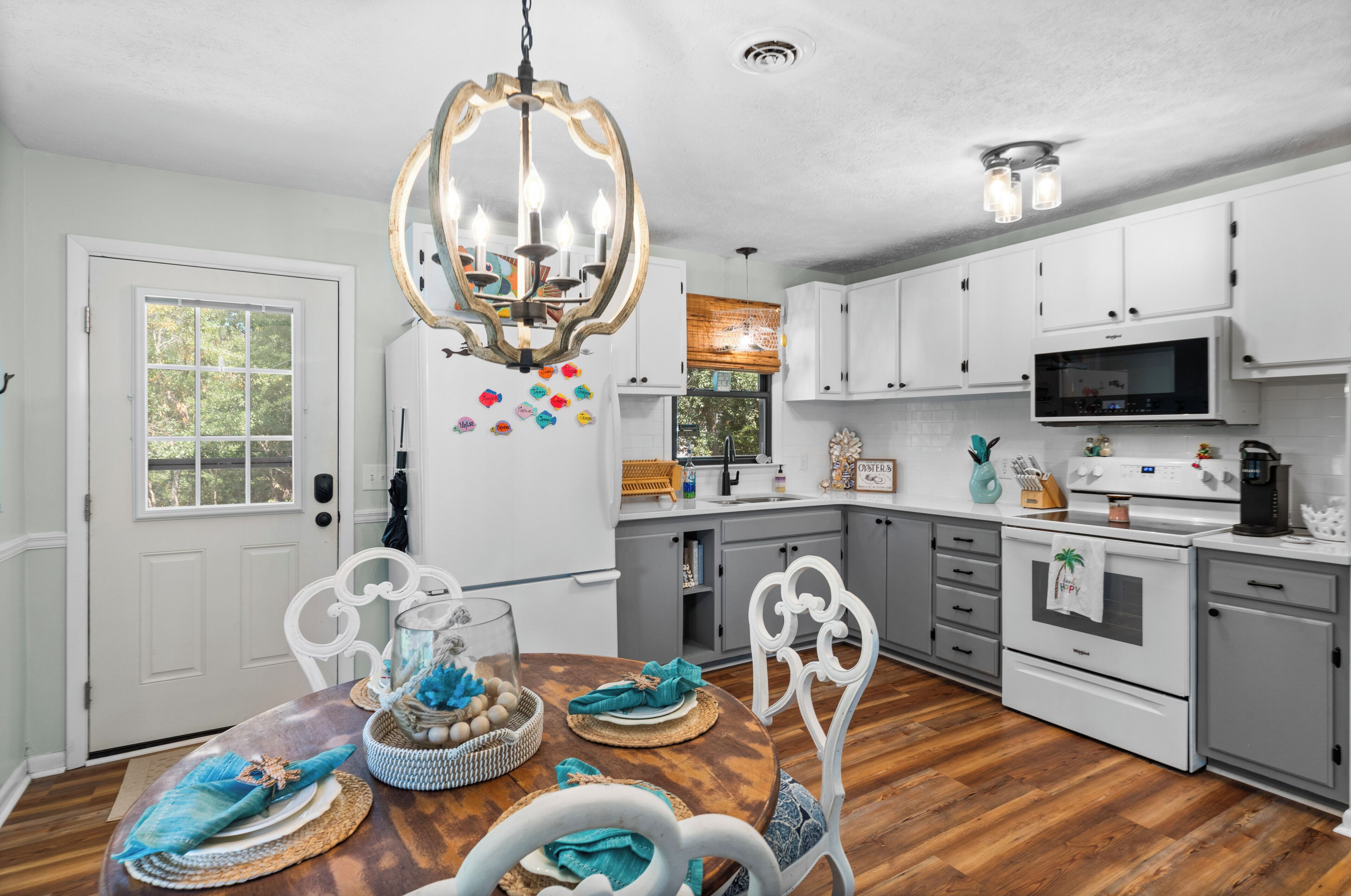 Jääkaappi, mikroaaltouuni, uuni, liesi