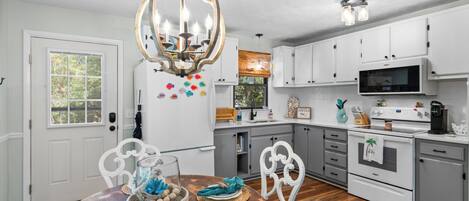 ثلاجة، ميكروويف، فرن، موقد طهي مسطح