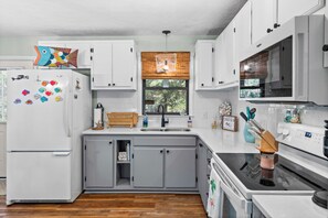 ثلاجة، ميكروويف، فرن، موقد طهي مسطح