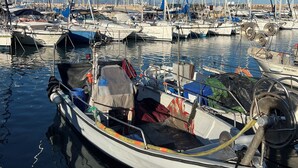 Una marina con varios veleros amarrados.