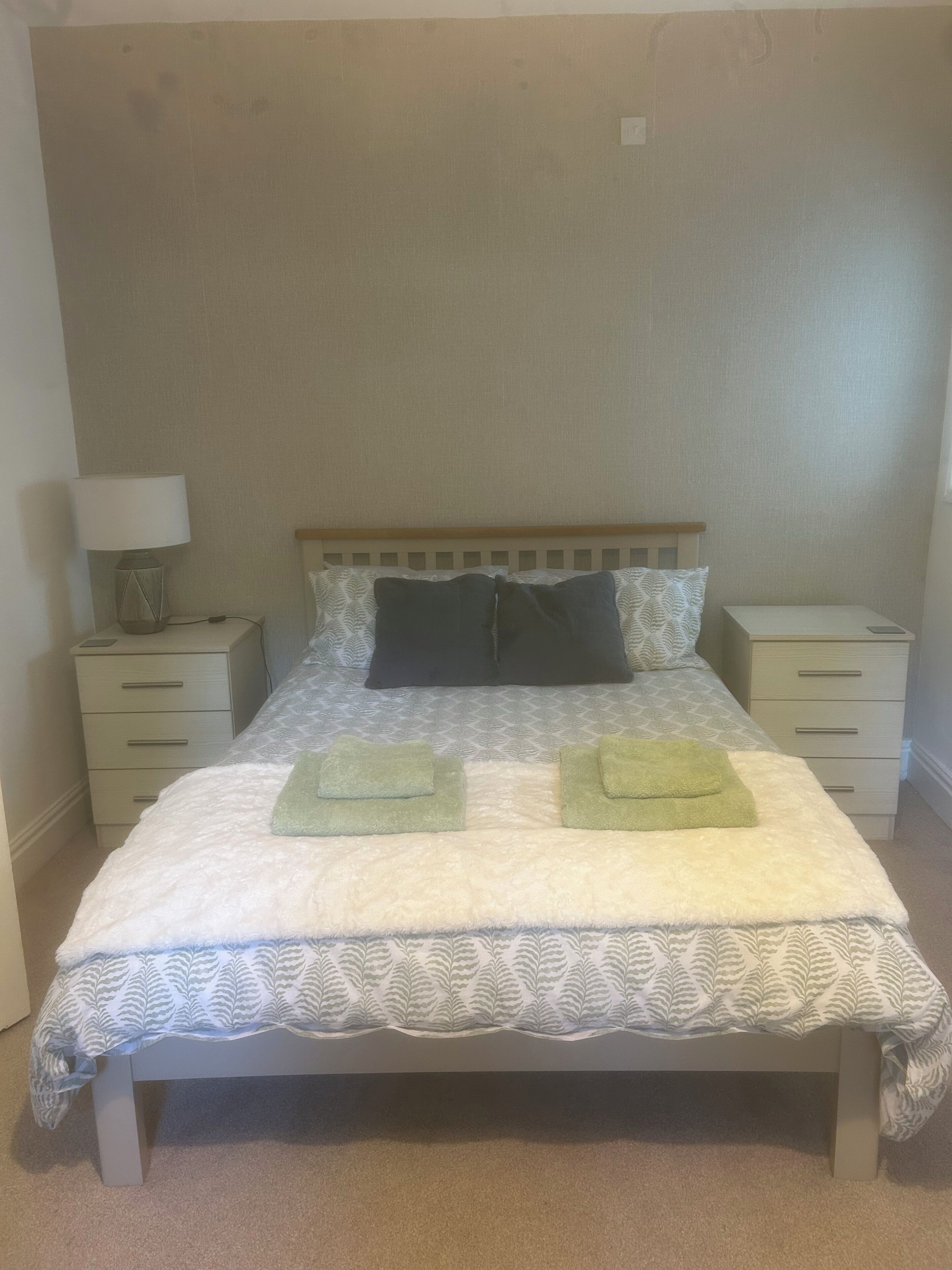 1 dormitorio, tabla de planchar con plancha, wifi y ropa de cama