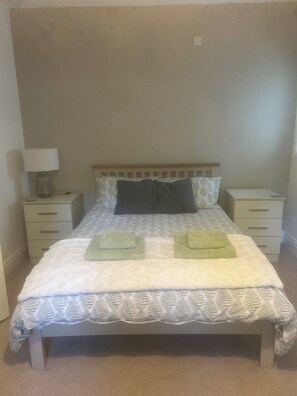 Iron/ironing board, WiFi, bed sheets