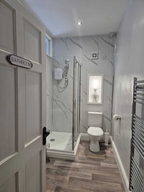 تجهيزات دش، مجففات شعر، مناشف، ورق حمّام