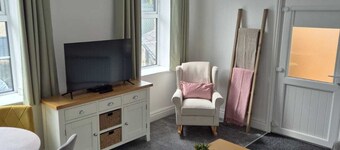 Dots Place - Cosy Comfortable Apartment with Parking Space