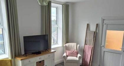 Dots Place - Cosy Comfortable Apartment with Parking Space