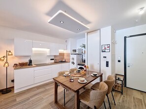 Fridge, microwave, oven, dishwasher - Maple-Appartement-4pers-Proche Pistes (Les Gets)