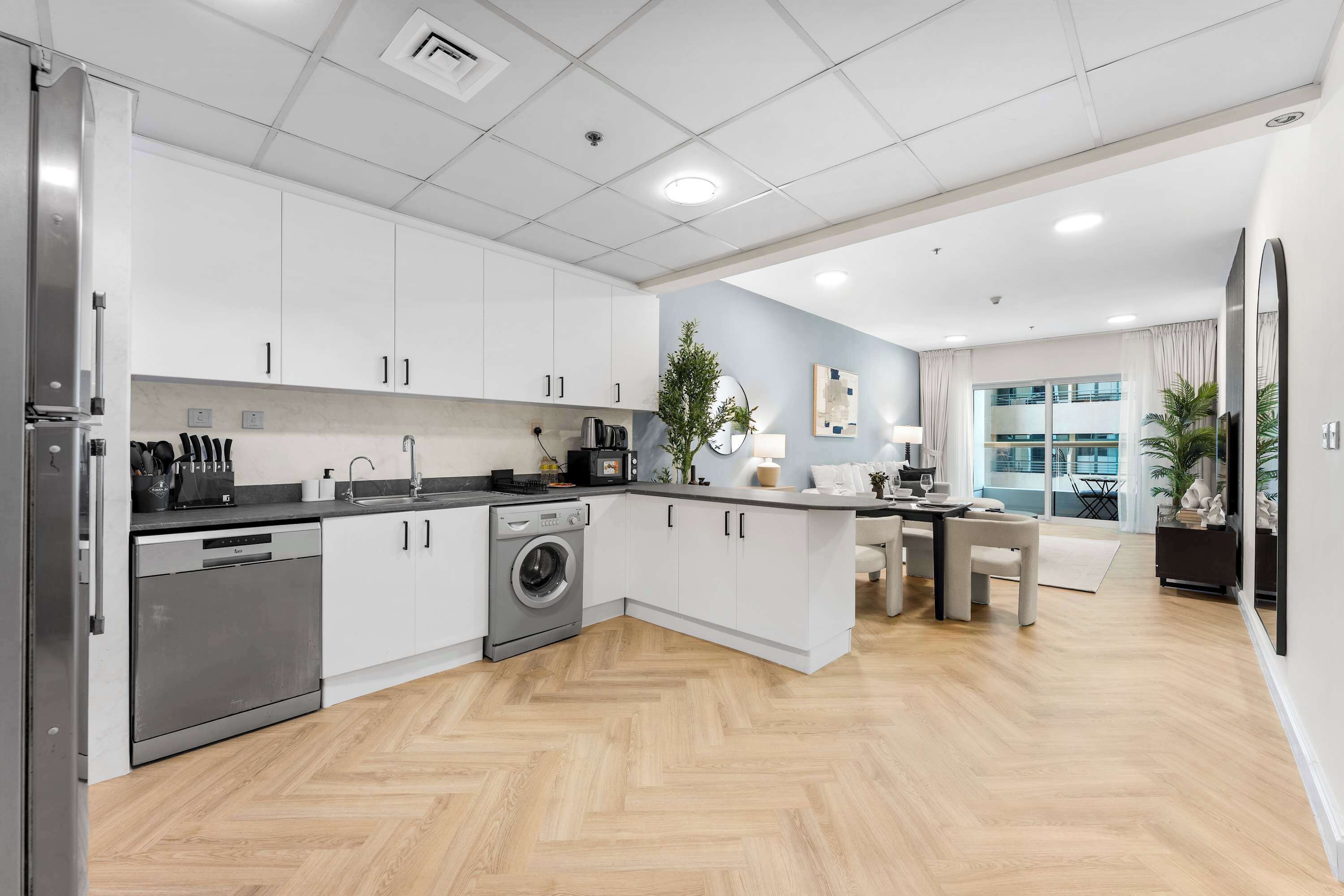 Réfrigérateur, micro-ondes, four, plaque de cuisson