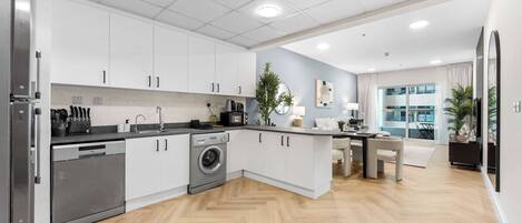 Réfrigérateur, micro-ondes, four, plaque de cuisson