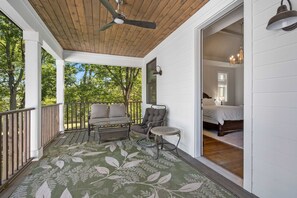 4 soverom, skrivebord, strykejern/-brett og reiseseng for barn