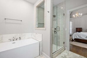 Dusche, Haartrockner, Handtücher, Shampoo