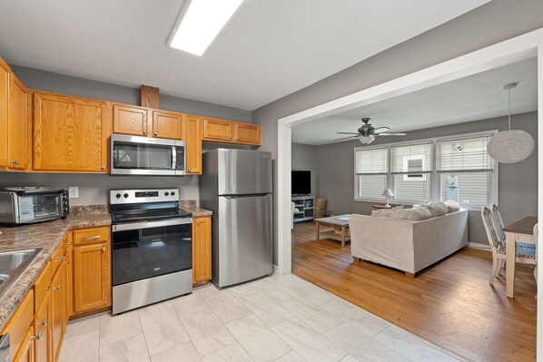 ثلاجة، ميكروويف، فرن، موقد طهي مسطح