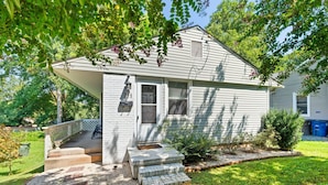 A single-story house with a front porch, a small garden, and a mailbox. - Home near DTWS, UNCAS, WFU, Hospitals, food/bev! (Winston-Salem)
