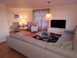 Living area - Welcoming to 3-bedroom apartment close to the Airport and Trondheim city (Trøndelag)