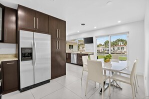 Hus, flere senger, adgang til basseng, bassengutsikt (Dockside Dream) | Spiseområde