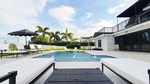 House - New 5 Bedroom Modern Villa on Golf Course (Fort Lauderdale)