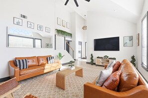 Televisión, chimenea y oficina 