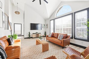 تلفزيون، مدفأة، مكتب