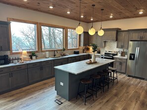 Mikrobølgeovn, ovn, kokeplater og oppvaskmaskin