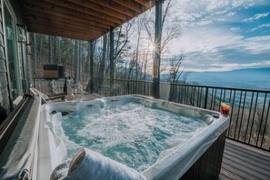 Outdoor spa tub