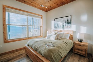 6 bedrooms, iron/ironing board, Internet, bed sheets