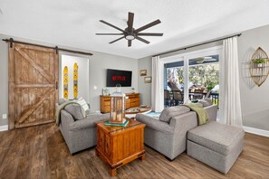 Televisión y oficina 