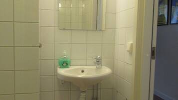 Comfort-huoneisto, 2 makuuhuonetta, keittiö, näköala mäelle | Kylpyhuone