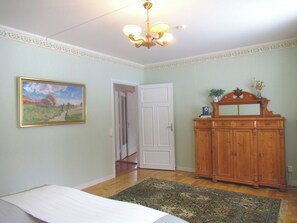 Comfort-Apartment, 2 Schlafzimmer, Küche, Hügelblick | Wohnbereich