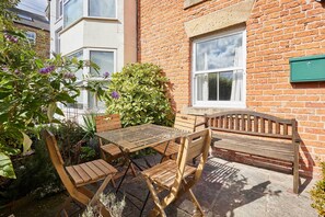 Outdoor dining - Host & Stay | Sunbeam Cottage (Lythe)